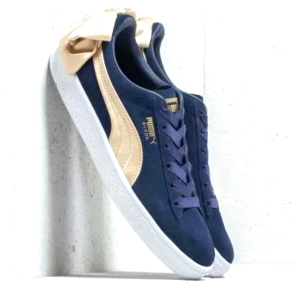Women blue suede Pumas/New without box